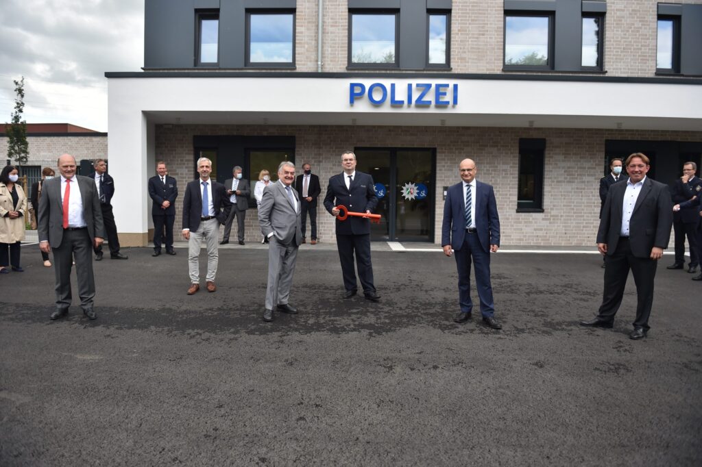 V. l.: Investoren Eckhard Witthake und Joachim Heda, NRW-Innenminister Herbert Reul, Polizeiwachleiter Wolfang Heeke, Kreisdirektor Dr. Martin Sommer, Bürgermeister Marc Schrameyer